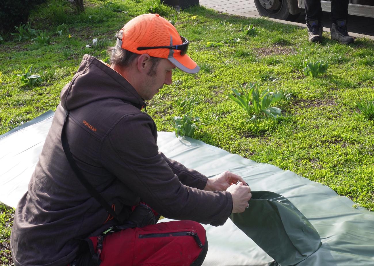 Příprava plnicího hrdla vaku TREEIB® položeného na trávě